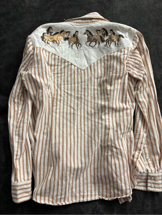 Wrangler Retro Tops - Striped Western Button-Down Shirt with Horse Yoke - Cream & Tan